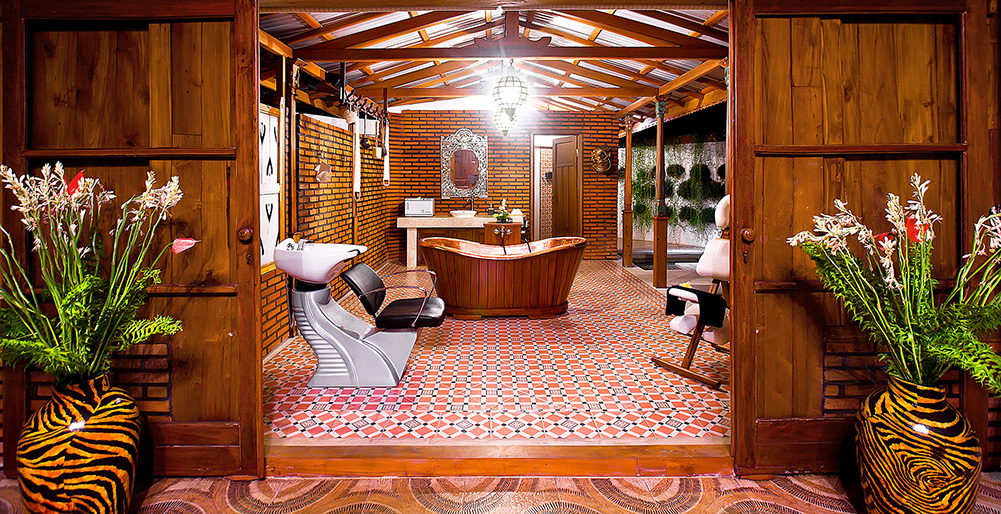 Puri Nirwana - Antique spa bathroom